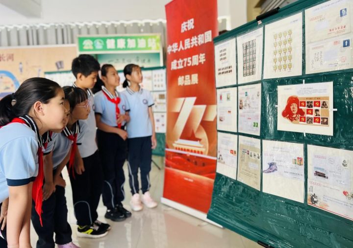 威海市北竹島小學(xué)舉行“方寸伴我行，祖國在心中”紅色主題郵展